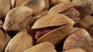 Fıstıklı fıstığa yakın çekim. Fıstık, Orta Asya ve Orta Doğu kökenli küçük bir ağaçtır.