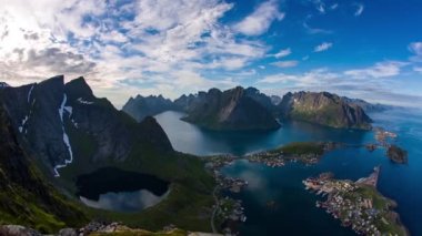 Lofoten bir adalar ilçe Nordland, Norveç içinde olduğunu. Dramatik dağlar ve tepeler, açık deniz ve korunaklı koyları, plajları ve bakir topraklar ile ayırt edici bir sahne için bilinen.