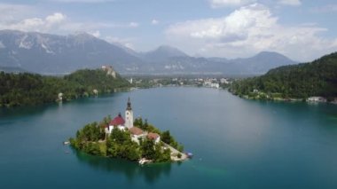 Slovenya - Aerial view tatil beldesi Bled Gölü. FPV insansız hava aracı fotoğrafçılığı. Slovenya Güzel Doğa Şatosu.