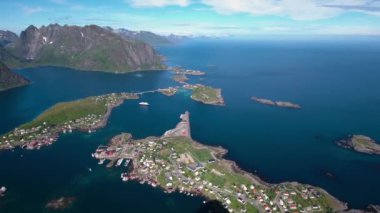 Lofoten Adaları Norveç 'in Nordland eyaletinde yer alan bir takımadalardır. Dramatik dağlar ve tepeler, açık deniz ve korunaklı körfezler, plajlar ve el değmemiş topraklarla kendine özgü bir manzarası var..