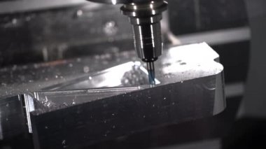 Metal işleten CNC değirmen makinesi. Metal modern işleme teknolojisi kesiliyor.