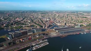 Amsterdam, Hollanda üzerindeki şehir hava manzarası. Kuşun uçuşundan görüntü