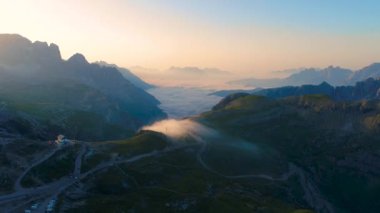Ulusal Doğa Parkı Tre Cime Dolomites Alplerinde. İtalya 'nın güzel doğası. Gün batımında FPV İHA uçuşları