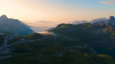 Ulusal Doğa Parkı Tre Cime Dolomites Alplerinde. İtalya 'nın güzel doğası. Gün batımında FPV İHA uçuşları