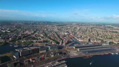 Amsterdam, Hollanda üzerindeki şehir hava manzarası. Kuşun uçuşundan görüntü