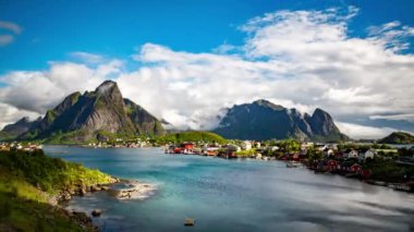 Timelapse Lofoten adaları Norveç 'in Nordland eyaletinde yer alan bir takımadalardır. Dramatik dağları, tepeleri, açık denizi, korunaklı koyları ve plajları olan kendine özgü bir manzarası var.