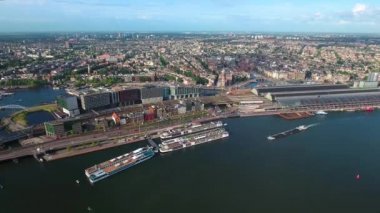 Amsterdam, Hollanda üzerindeki şehir hava manzarası. Kuşun uçuşundan görüntü
