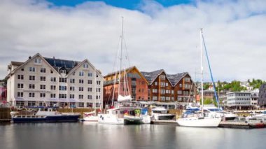Tromso, Kuzey Norveç 'te bir marina manzarası. Tromso, nüfusu 50.000 'in üzerinde olan dünyanın en kuzeydeki şehri olarak kabul edilir..
