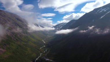 Havadan çekilen görüntüler Güzel Doğa Norveç. Göl ve fiyortların üzerinden uçuyor. Kuş bakışı görüş..