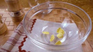 Sabah için kaseye gevrek sarı mısır gevreği. Sütlü lezzetli bir kahvaltı. Döndürme izleyici çekimi ile yavaş çekim.