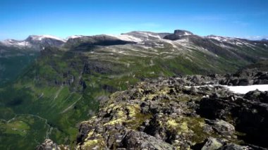 Geiranger Fiyort Yolu, Norveç. Storfjorden (Büyük Fiyort) 'un bir kolu olan Sunnylvsfjorden' den 15 km (9.3 mi) uzunluğunda bir daldır.).