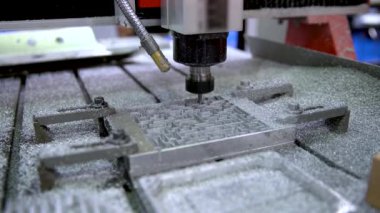 Metal işleten CNC değirmen makinesi. Metal modern işleme teknolojisi kesiliyor.