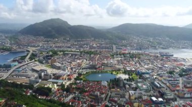 Bergen, Norveç 'in batı kıyısında Hordaland iline bağlı bir şehirdir. Bergen, Norveç 'in en büyük ikinci şehridir. Kuş uçuşu yüksekliğinden manzara. Hava FPV İHA uçuşları.