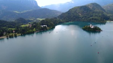 Slovenya - Aerial view tatil beldesi Bled Gölü. FPV insansız hava aracı fotoğrafçılığı. Slovenya Güzel Doğa Şatosu.