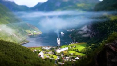Tilt shift lensi - Geiranger fiyortu, Güzel Doğa Norveç. Storfjorden (Büyük Fiyort) 'un bir kolu olan Sunnylvsfjorden' den 15 km (9.3 mi) uzunluğunda bir daldır.).