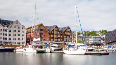 Tromso, Kuzey Norveç 'te bir marina manzarası. Tromso, nüfusu 50.000 'in üzerinde olan dünyanın en kuzeydeki şehri olarak kabul edilir..