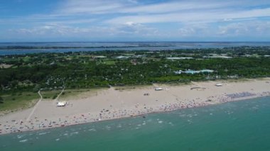 İtalya, Adriyatik Denizi sahili. Venedik yakınlarındaki denizde dinlen. Hava FPV İHA uçuşları.