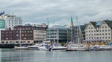 Tromso, Kuzey Norveç 'te bir marina manzarası. Tromso, nüfusu 50.000 'in üzerinde olan dünyanın en kuzeydeki şehri olarak kabul edilir..