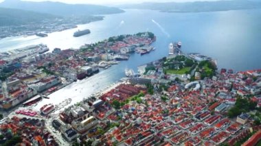 Bergen, Norveç 'in batı kıyısında Hordaland iline bağlı bir şehirdir. Bergen, Norveç 'in en büyük ikinci şehridir. Kuş uçuşu yüksekliğinden manzara. Hava FPV İHA uçuşları.