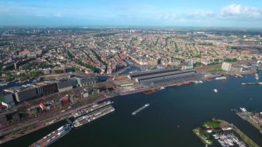 Amsterdam, Hollanda üzerindeki şehir hava manzarası. Kuşun uçuşundan görüntü