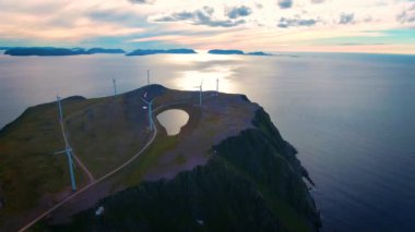 Elektrik üretimi için yel değirmenleri. Kuzey Kutup Bölgesi Havoygavelen yel değirmeni parkı, Havoysund, Kuzey Norveç Hava Görüntüleri.