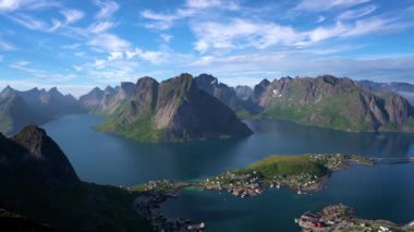 Lofoten Adaları Norveç 'in Nordland eyaletinde yer alan bir takımadalardır. Dramatik dağlar ve tepeler, açık deniz ve korunaklı körfezler, plajlar ve el değmemiş topraklarla kendine özgü bir manzarası var..