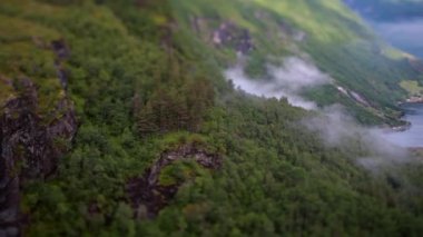 Geiranger fiyort, Beautiful Nature Norveç (eğim kaydırma lensi). Storfjorden (Büyük Fiyort) 'un bir kolu olan Sunnylvsfjorden' den 15 km (9.3 mi) uzunluğunda bir daldır.).