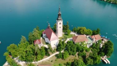 Slovenya - Aerial view tatil beldesi Bled Gölü. FPV insansız hava aracı fotoğrafçılığı. Slovenya Güzel Doğa Şatosu.