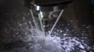 Metal işleten CNC değirmen makinesi. Metal modern işleme teknolojisi kesiliyor. Yavaş çekim 120 fps