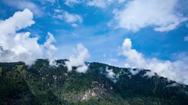 Zaman, yüksek dağ manzarasını hızlandırır. Spiti Vadisi, Himachal Pradesh, Hindistan