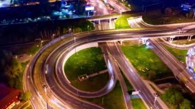 Gece Zaman Çizelgesi Otoyol kavşağının hava görüntüsü Moskova 'daki gece trafiği