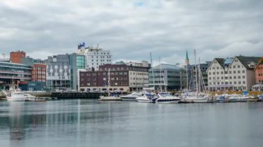 Tromso, Kuzey Norveç 'te bir marina manzarası. Tromso, nüfusu 50.000 'in üzerinde olan dünyanın en kuzeydeki şehri olarak kabul edilir..