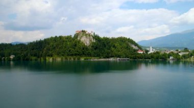 Slovenya - Aerial view tatil beldesi Bled Gölü. FPV insansız hava aracı fotoğrafçılığı. Slovenya Güzel Doğa Şatosu.
