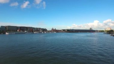 Amsterdam, Hollanda üzerindeki şehir hava manzarası. Kuşun uçuşundan görüntü