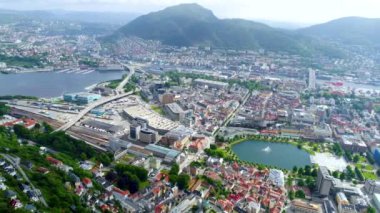 Bergen, Norveç 'in batı kıyısında Hordaland iline bağlı bir şehirdir. Bergen, Norveç 'in en büyük ikinci şehridir. Kuş uçuşu yüksekliğinden manzara. Hava FPV İHA uçuşları.