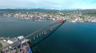Tromso Köprüsü, Norveç hava fotoğrafçılığından hava görüntüleri. Tromso, nüfusu 50.000 'in üzerinde olan dünyanın en kuzeydeki şehri olarak kabul edilir..