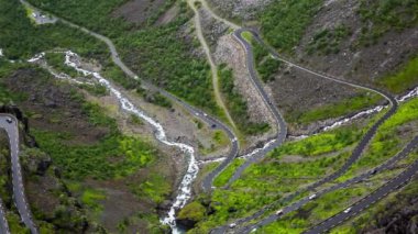Trol Yolu Trollstigen ya da Norveç 'teki Trol stigveien kıvrılan dağ yolu.