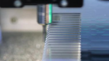 Metal işleten CNC değirmen makinesi. Metal modern işleme teknolojisi kesiliyor.