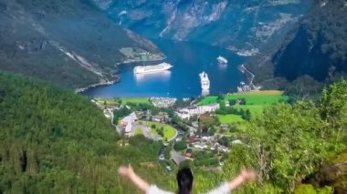 Geiranger Fiyort, Güzel Doğa Norveç Panoraması. Storfjorden (Büyük Fiyort) 'un bir kolu olan Sunnylvsfjorden' den 15 km (9.3 mi) uzunluğunda bir daldır.).