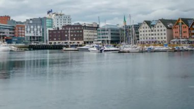 Tromso, Kuzey Norveç 'te bir marina manzarası. Tromso, nüfusu 50.000 'in üzerinde olan dünyanın en kuzeydeki şehri olarak kabul edilir..