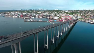Tromso Köprüsü, Norveç hava fotoğrafçılığından hava görüntüleri. Tromso, nüfusu 50.000 'in üzerinde olan dünyanın en kuzeydeki şehri olarak kabul edilir..