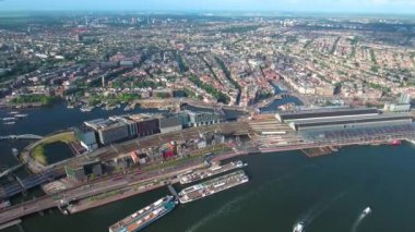 Amsterdam, Hollanda üzerindeki şehir hava manzarası. Kuşun uçuşundan görüntü