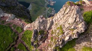 Yürüyüş yapan kadın ellerini kaldırdı ve zirveye ulaştı. Lofoten Adaları Norveç 'in Nordland eyaletinde yer alan bir takımadalardır..