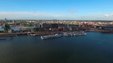 Amsterdam, Hollanda üzerindeki şehir hava manzarası. Kuşun uçuşundan görüntü