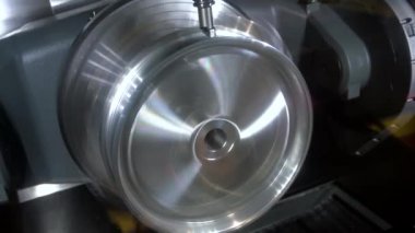 Metal işleten CNC değirmen makinesi. Metal modern işleme teknolojisi kesiliyor.