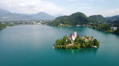Slovenya - Aerial view tatil beldesi Bled Gölü. FPV insansız hava aracı fotoğrafçılığı. Slovenya Güzel Doğa Şatosu.