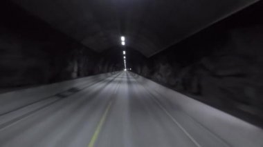 Araba, tünel bakış açısına göre gidiyor. Tünelin sonundaki ışık..