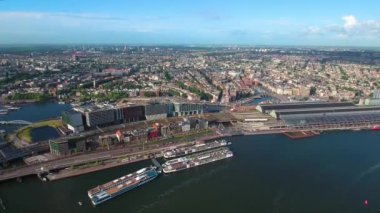 Amsterdam, Hollanda üzerindeki şehir hava manzarası. Kuşun uçuşundan görüntü
