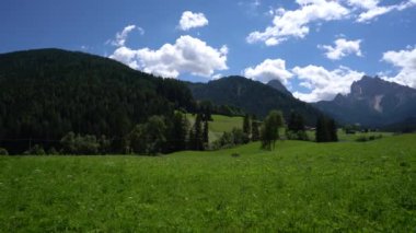 Ulusal Doğa Parkı Tre Cime Dolomites Alplerinde. İtalya 'nın güzel doğası.