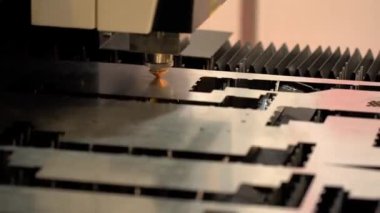 CNC lazer kesimi metal, modern endüstriyel teknoloji.